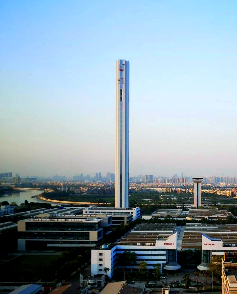 广州日立电梯新试验塔落成,高度惊人,如擎天柱一般雄伟
