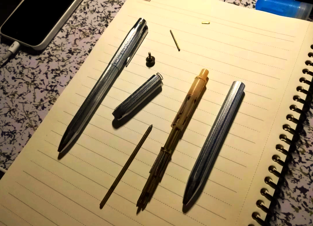 拆解万宝龙多功能圆珠笔,探索内部神秘结构
