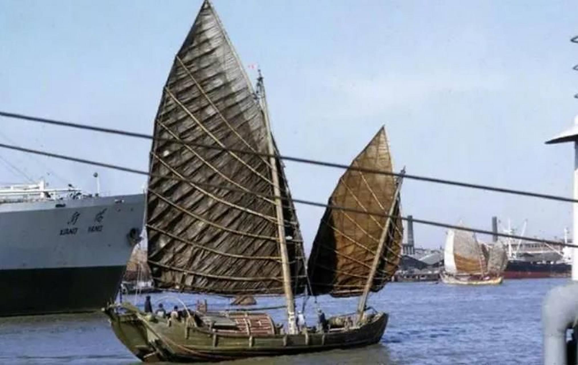 1973年的上海,黄浦江上的帆船.