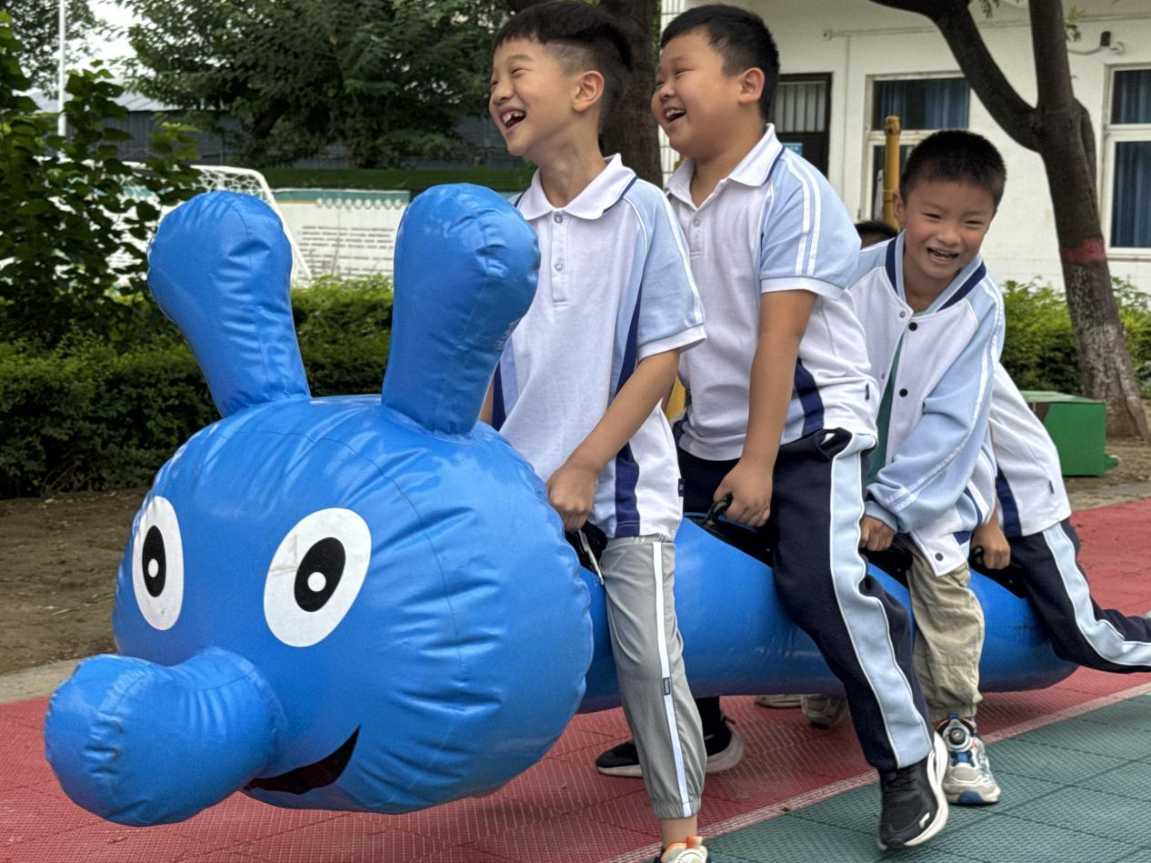 给乡村孩子送上快乐足球 足球嘉年华走进郑州薛岗小学