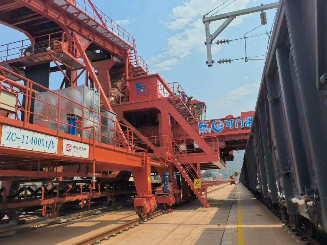 全国首创!中车造双股道电气化移动式装车机助力可门港实现海铁联运