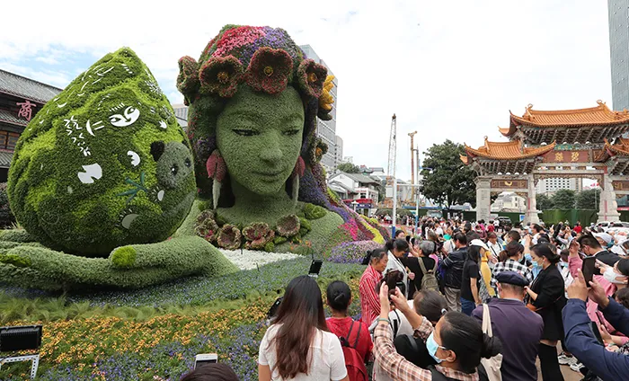 驱车60公里只为与"她"合影!"网红姑娘"身世大揭秘!