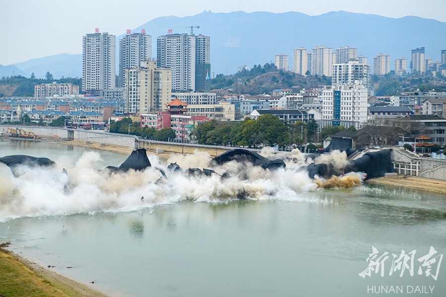 溆浦大桥成功定向爆破