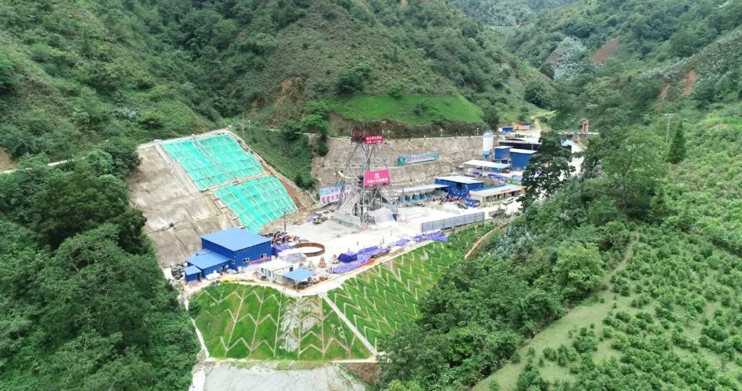 「重点工程」临云高速大亮山隧道深通风竖井成功落底