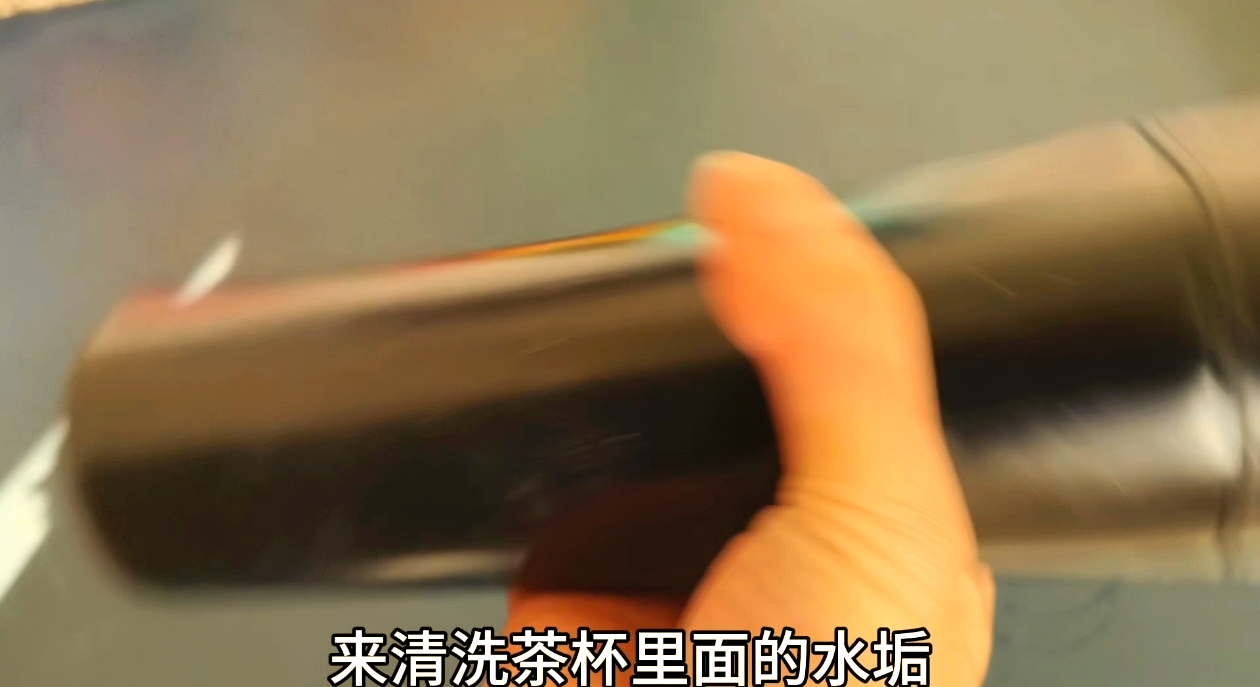 用鸡蛋壳和小苏打快速清洗保温杯,让污垢无处可藏
