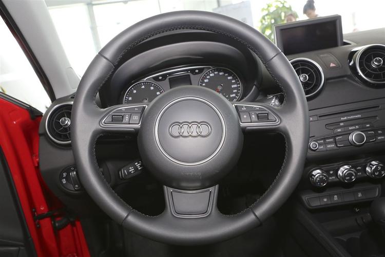 奥迪a1方向盘好重啊可以调吗?