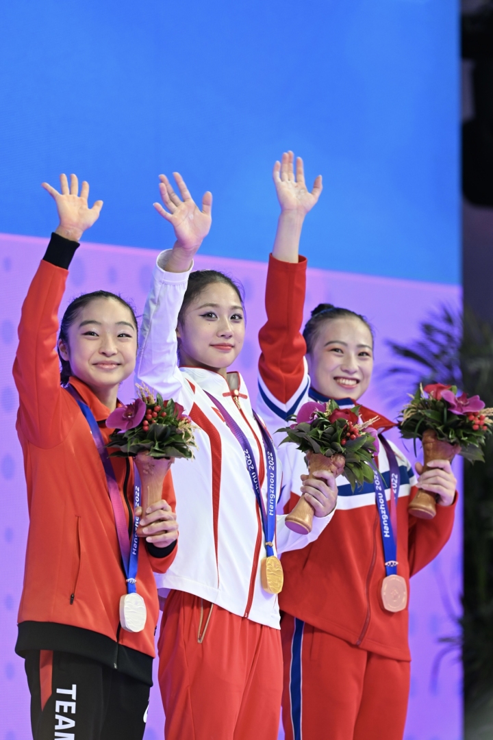 17岁中国姑娘夺女子体操个人全能金牌精彩瞬间(组图)