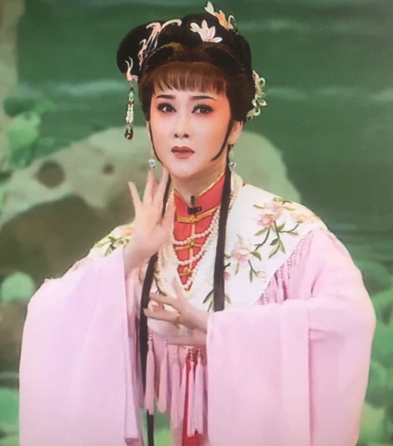 《荔镜记》:"女儿不愿李姐来提亲",因为她心口上有一颗朱砂痣