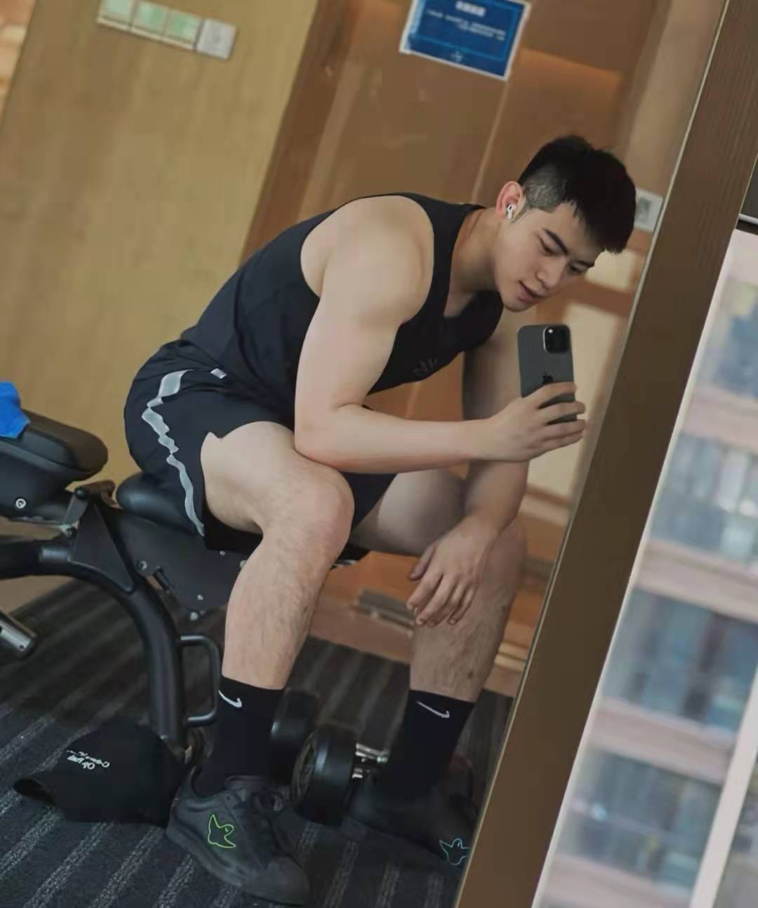 健身房里的白袜肌肉直男