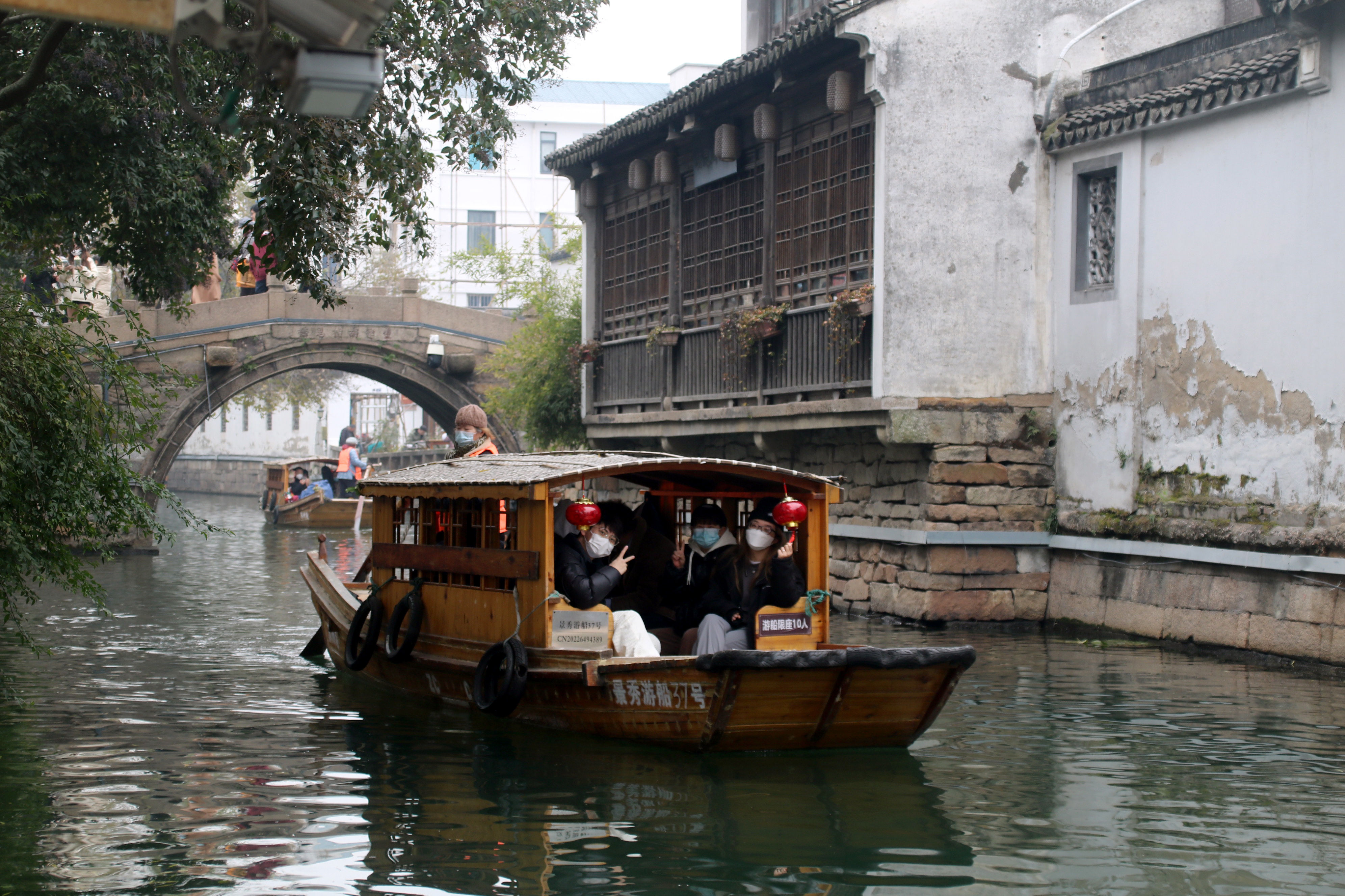 江苏苏州:乘手摇小船 游姑苏水巷