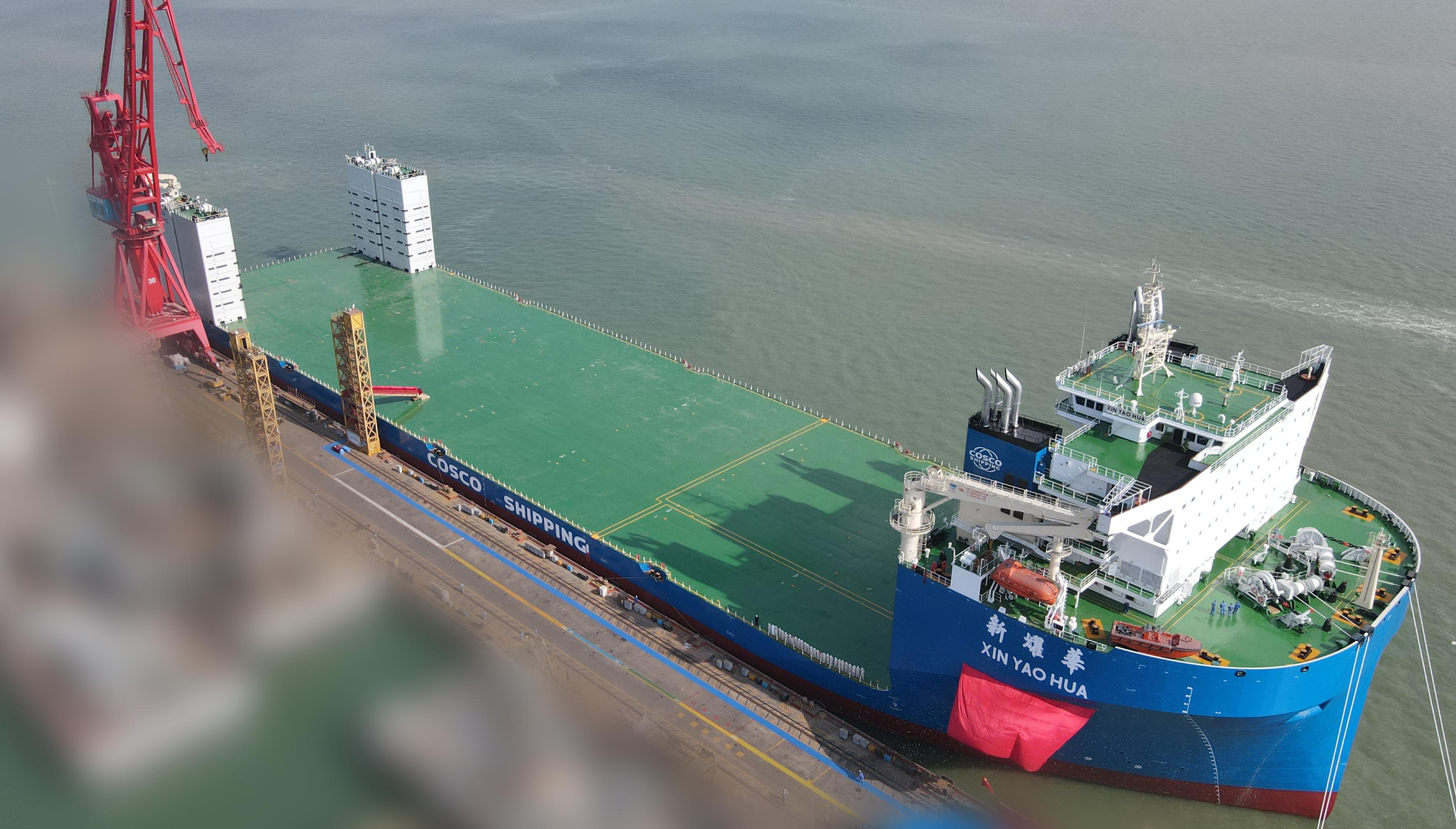 8万吨半潜船"新耀华"号命名交付