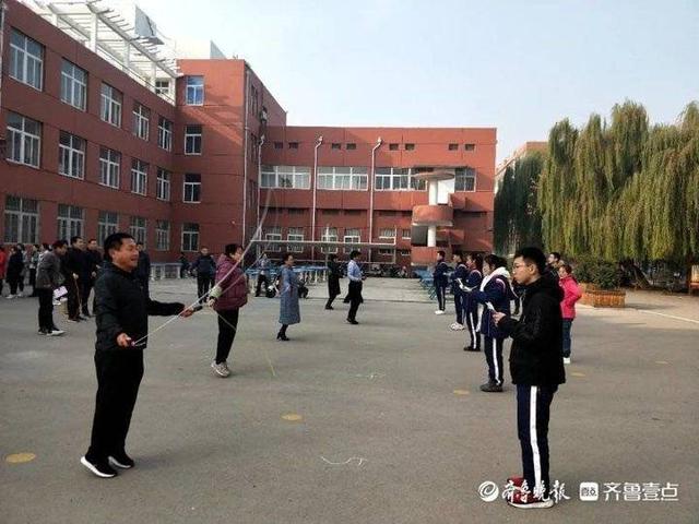泰安四中趣味运动会"火热"这个冬天