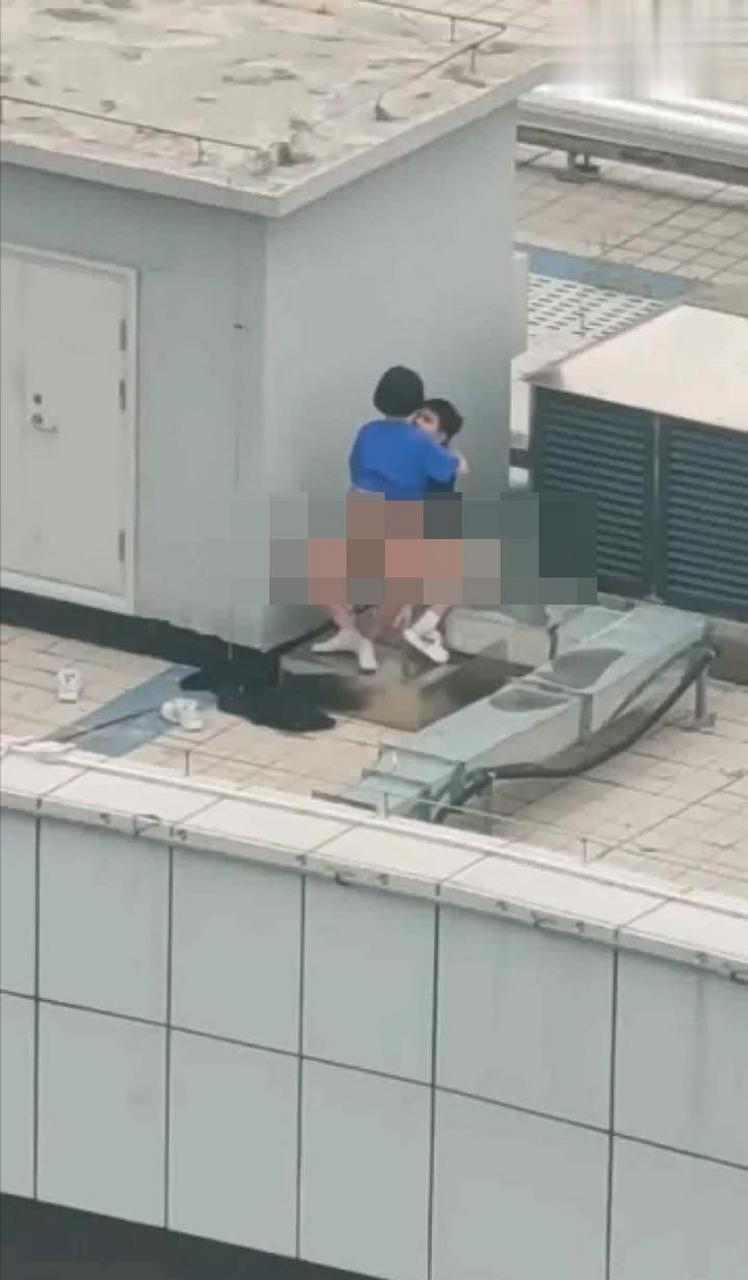 近日,网上一对年轻情侣楼顶约会,上演活春宫的视频以发指责.