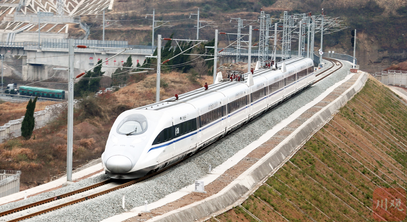 广元动车运用所存车场建成投运,铁路综合物流基地开工建设