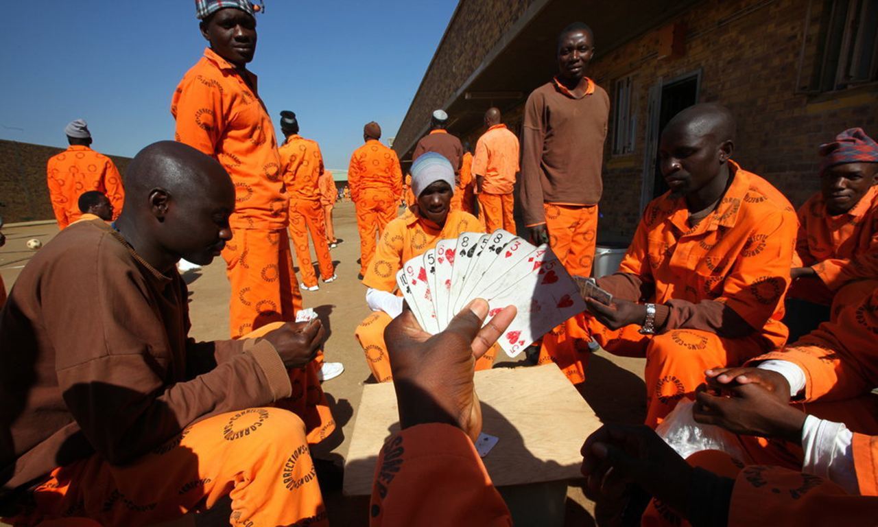 美国黑老大在监狱称王,13位狱警被其收买,4名女狱警替他生孩子