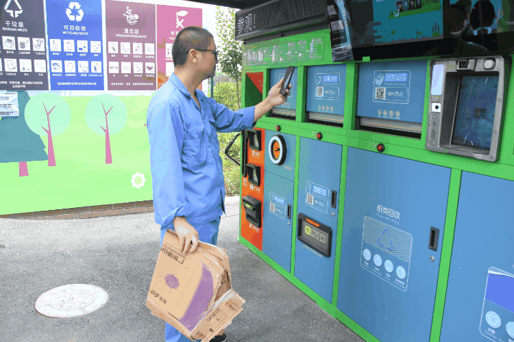 选择相应的种类投放 开门指示灯亮起 就可以把干,湿 可回收或有害垃圾