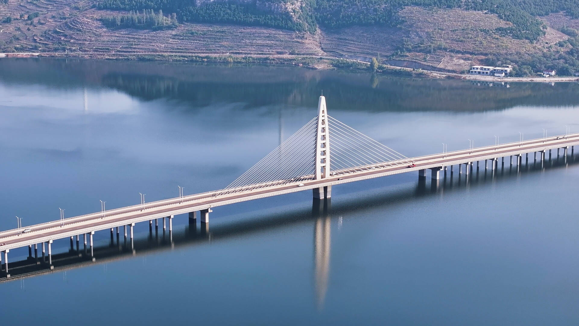 航拍枣庄东江特大桥 屹立江水之上美如画卷