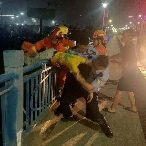 一男子在唐河老桥欲跳河轻生!