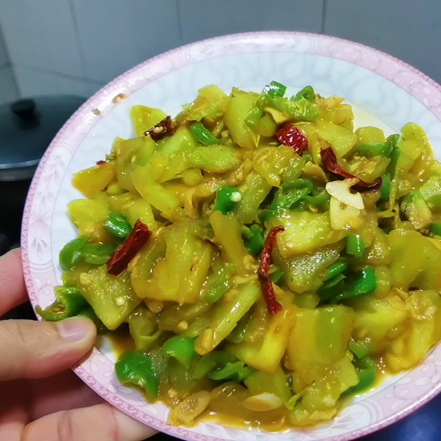 青西红柿炒辣椒,香辣可口,配着热馒头吃一绝!