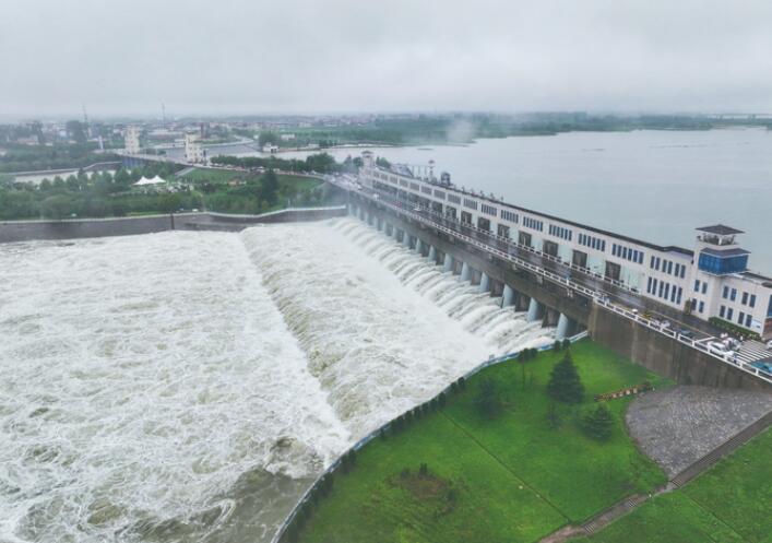 连云港石梁河水库开启40孔泄洪闸泄洪