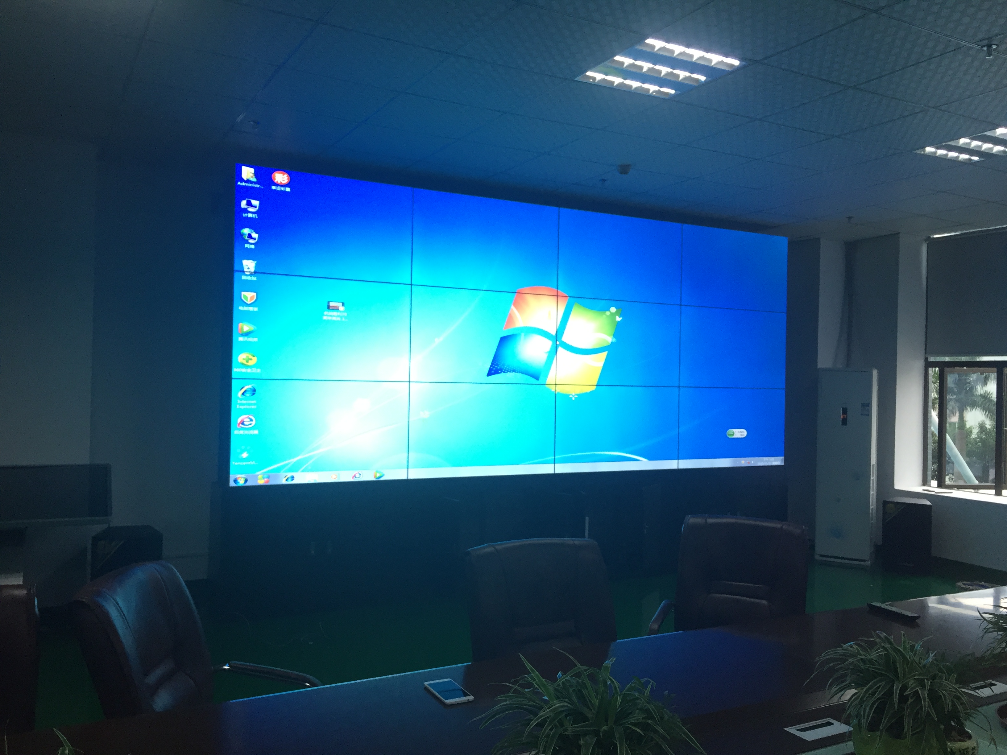 色彩纯净,高对比度:oled拼接屏广告机呈现鲜活视觉效果