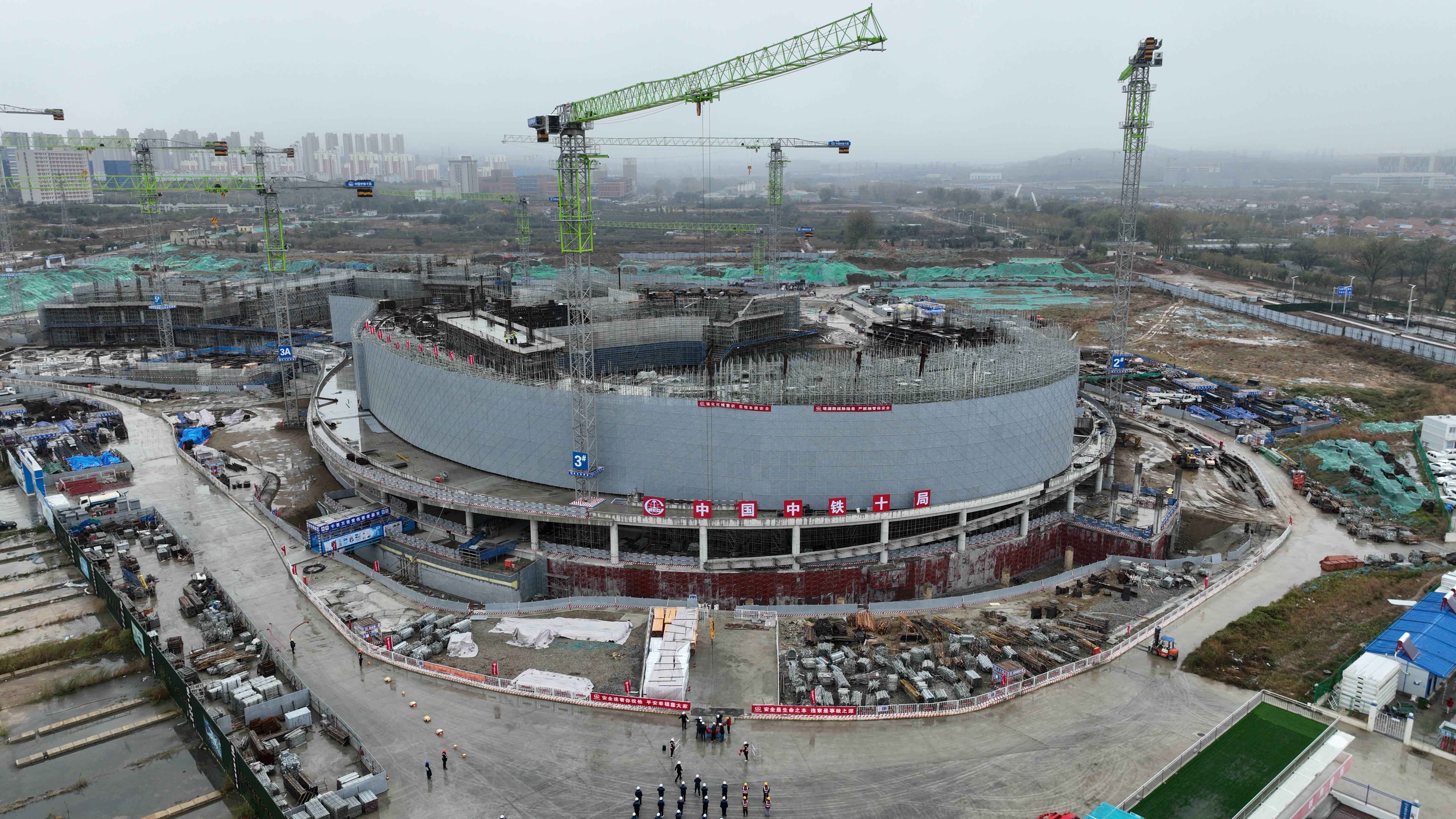 烟台八角湾中央创新区区片开发(一期)项目国际体育中心体育馆首段顺利