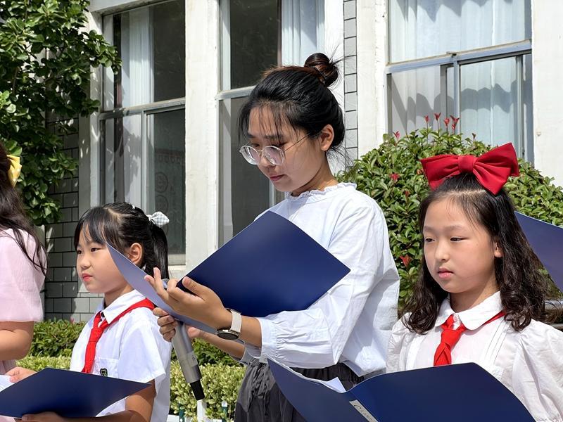 芝罘区建昌街小学举行庆教师节活动
