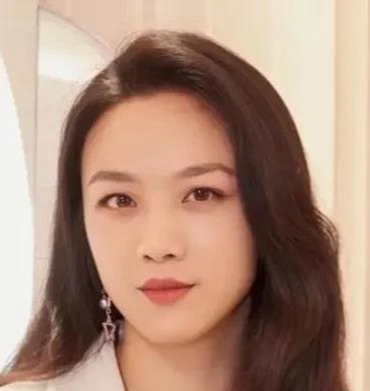 应真,1974年生,1996年出演《红河谷》,是浙江温州少年艺校的舞蹈教师.