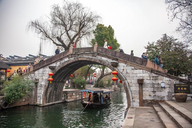 南浔古镇广惠桥,清同治五年重修,清光绪石狮一对,因广惠宫而名