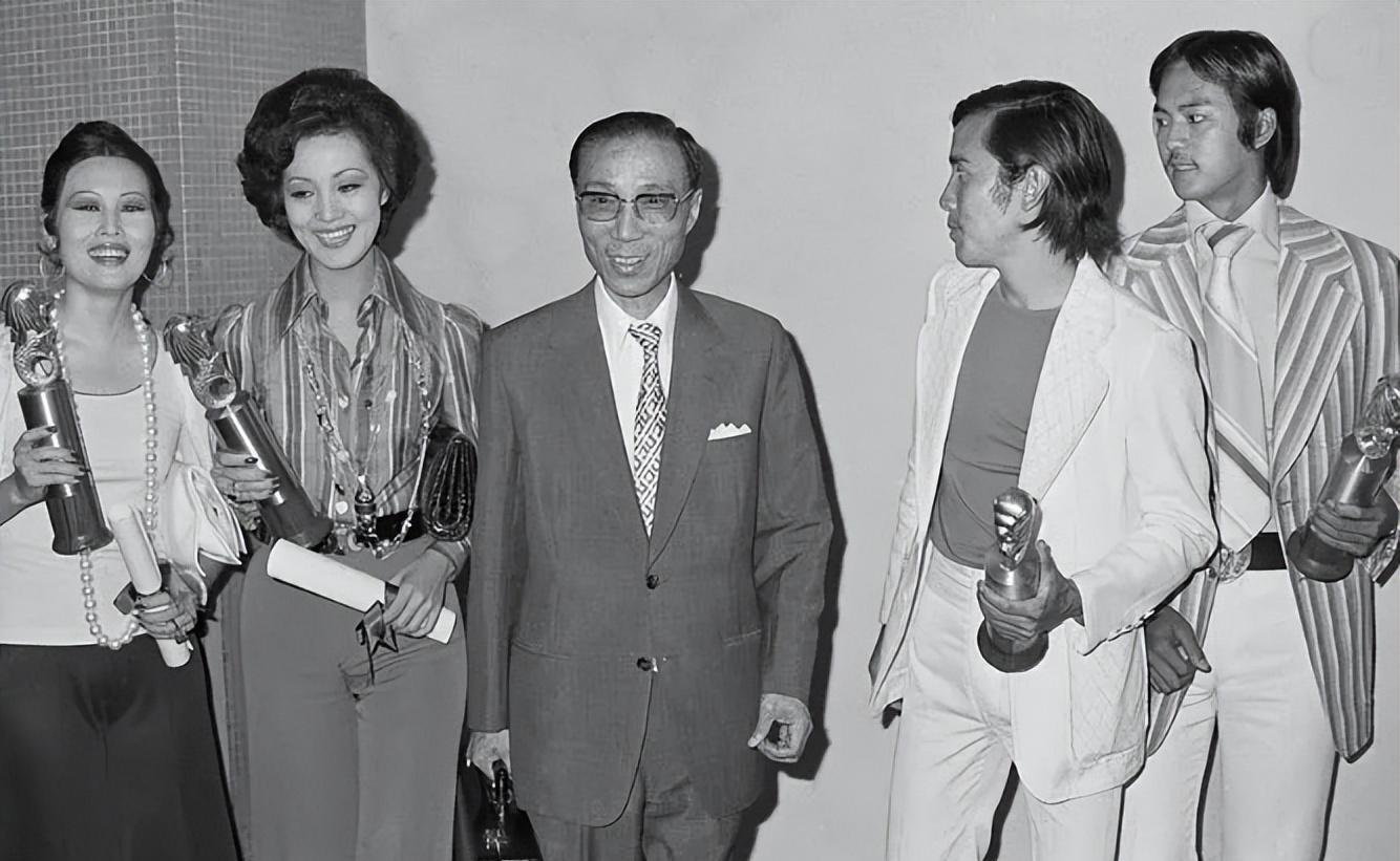 她是真惨,被导演秦剑骗走18万,几段感情失败,22岁上吊自杀