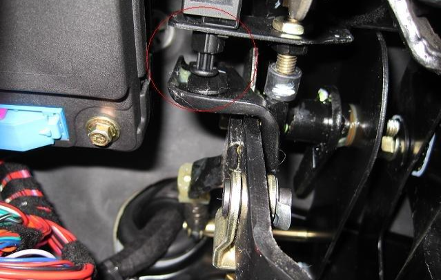 1,离合器启动时,会有一根线负责传输电流.