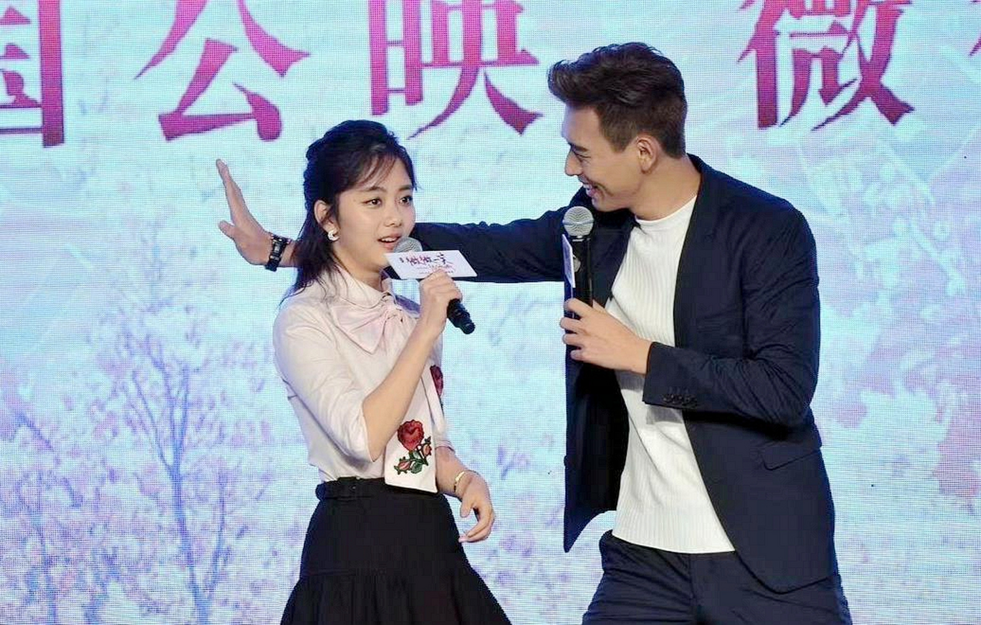 原来李现不只是在《去有风的地方》玩刘亦菲,在谭松韵的时候也很"幼稚