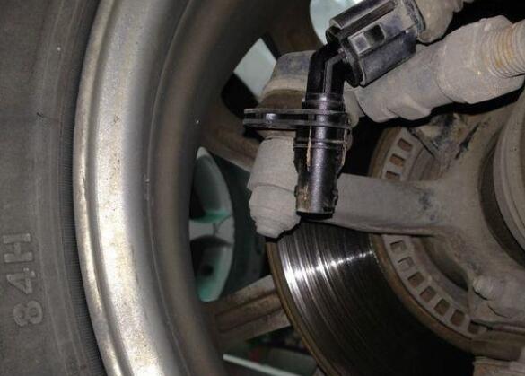 HOWO Truck ABS Sensor Installation