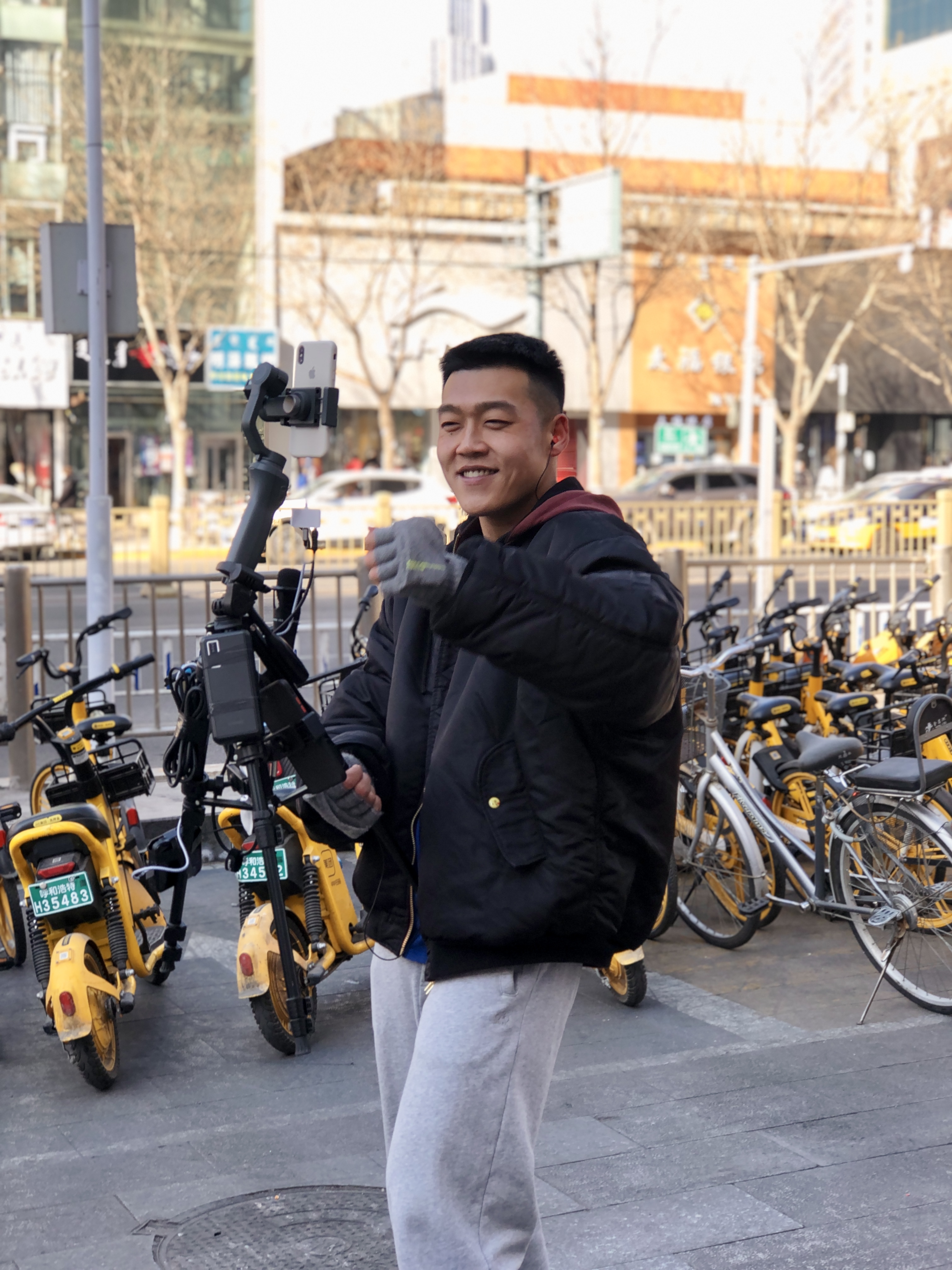 呼市街头直播帅哥火了,粉丝仅有1万,却努力的不像话