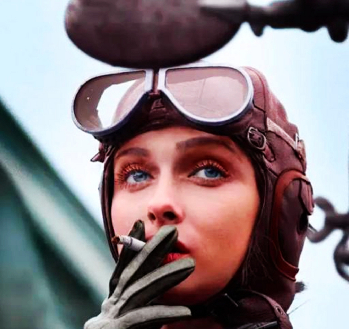 这位抽烟的美女叫雪莉·赛德,她是美国最火辣的女飞行员,起飞前抽烟