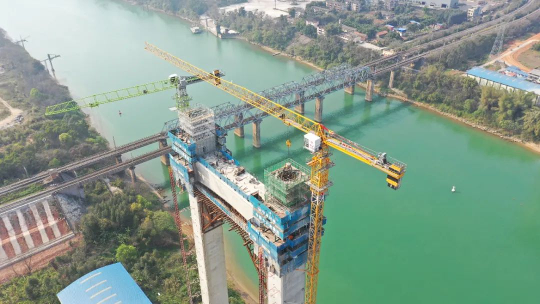 实拍!贵港这座在建"高颜值"大桥横跨郁江,贯通时间