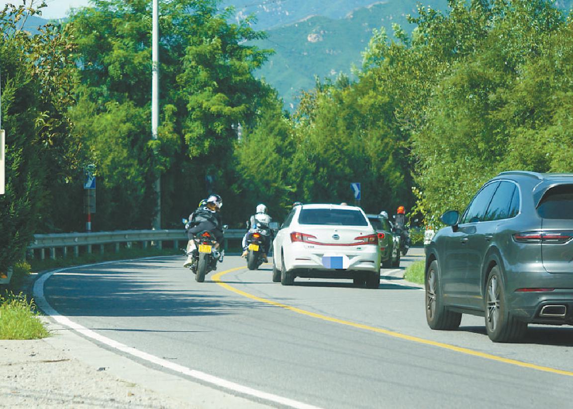 在安四路上,摩托车跨线逆行超车.