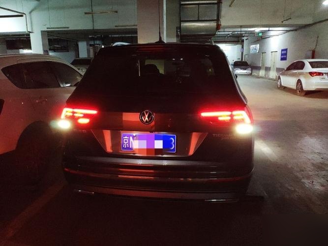途观l倒车灯一个亮还是两边都亮