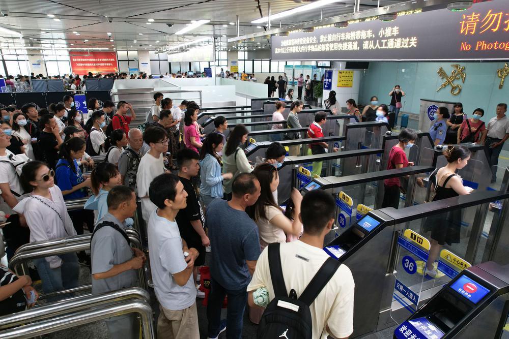 拱北口岸今年出入境客流量已突破5000万人次