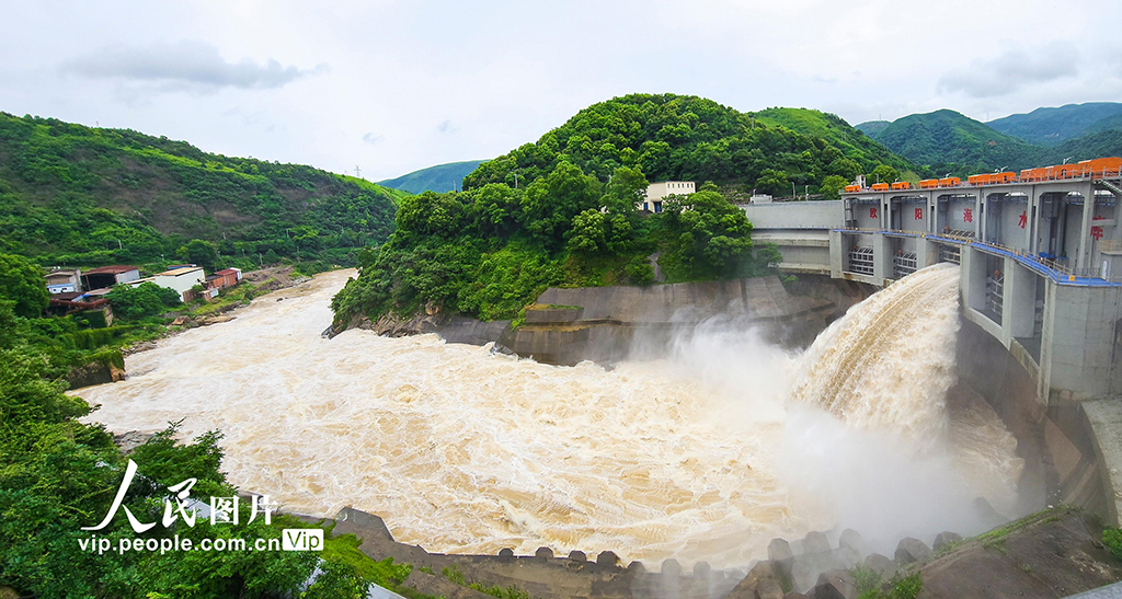 湖南桂阳:开闸泄洪 确保安全度汛