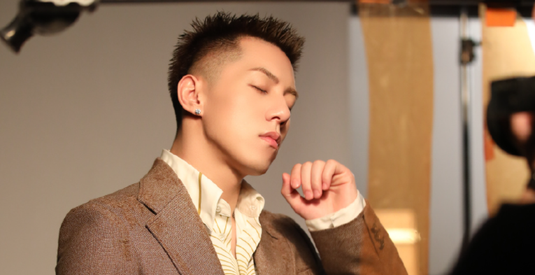 卡斯柏在参加《追光吧哥哥》后,为什么选择退出这个节目?