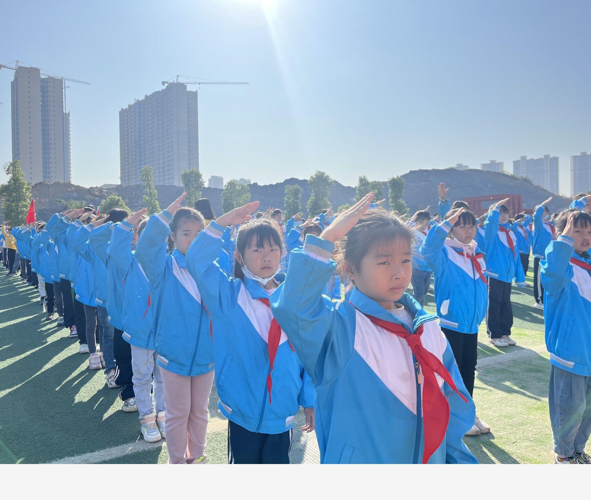 冷水滩区春江小学220名学生加入少先队