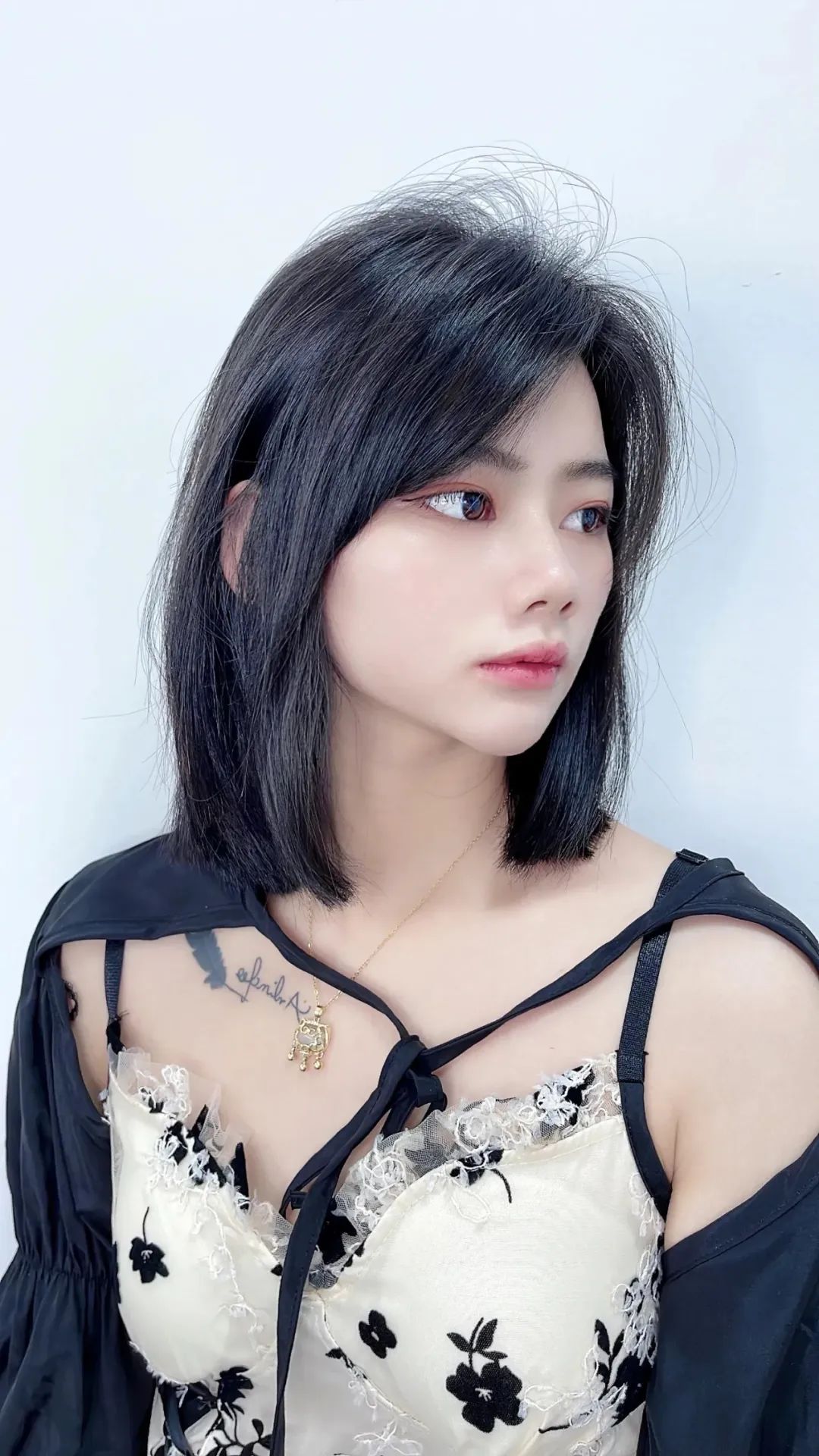 简单大方的茶系短发