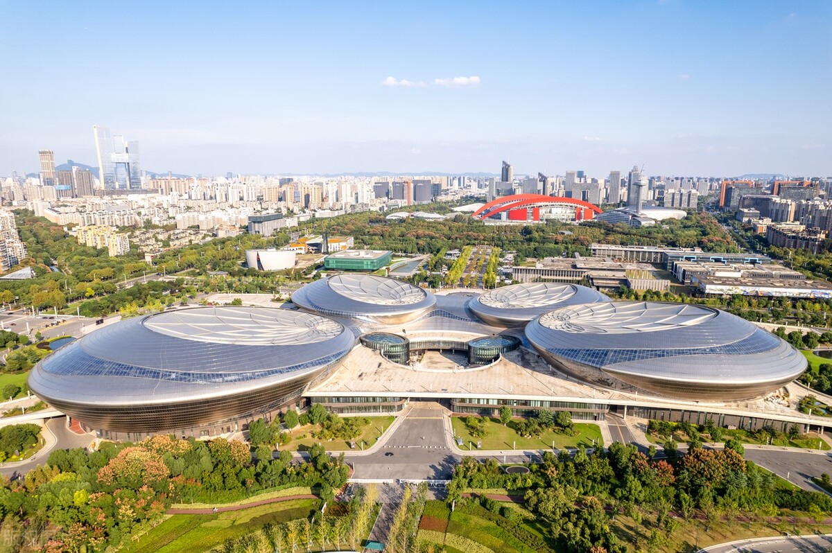 江苏南京位于建邺区河西新城的一处独特的文化瑰宝——江苏大剧院