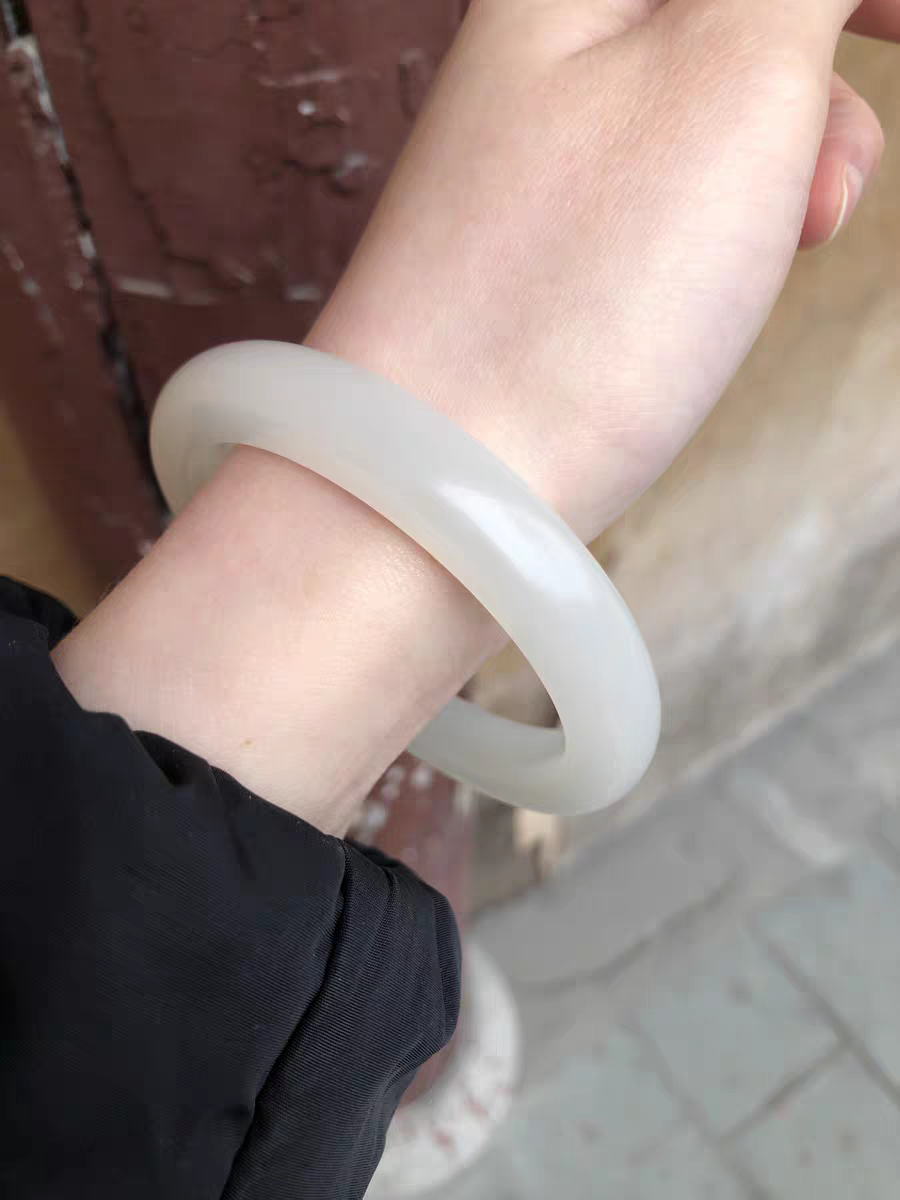 女孩子带玉手镯也太温柔了