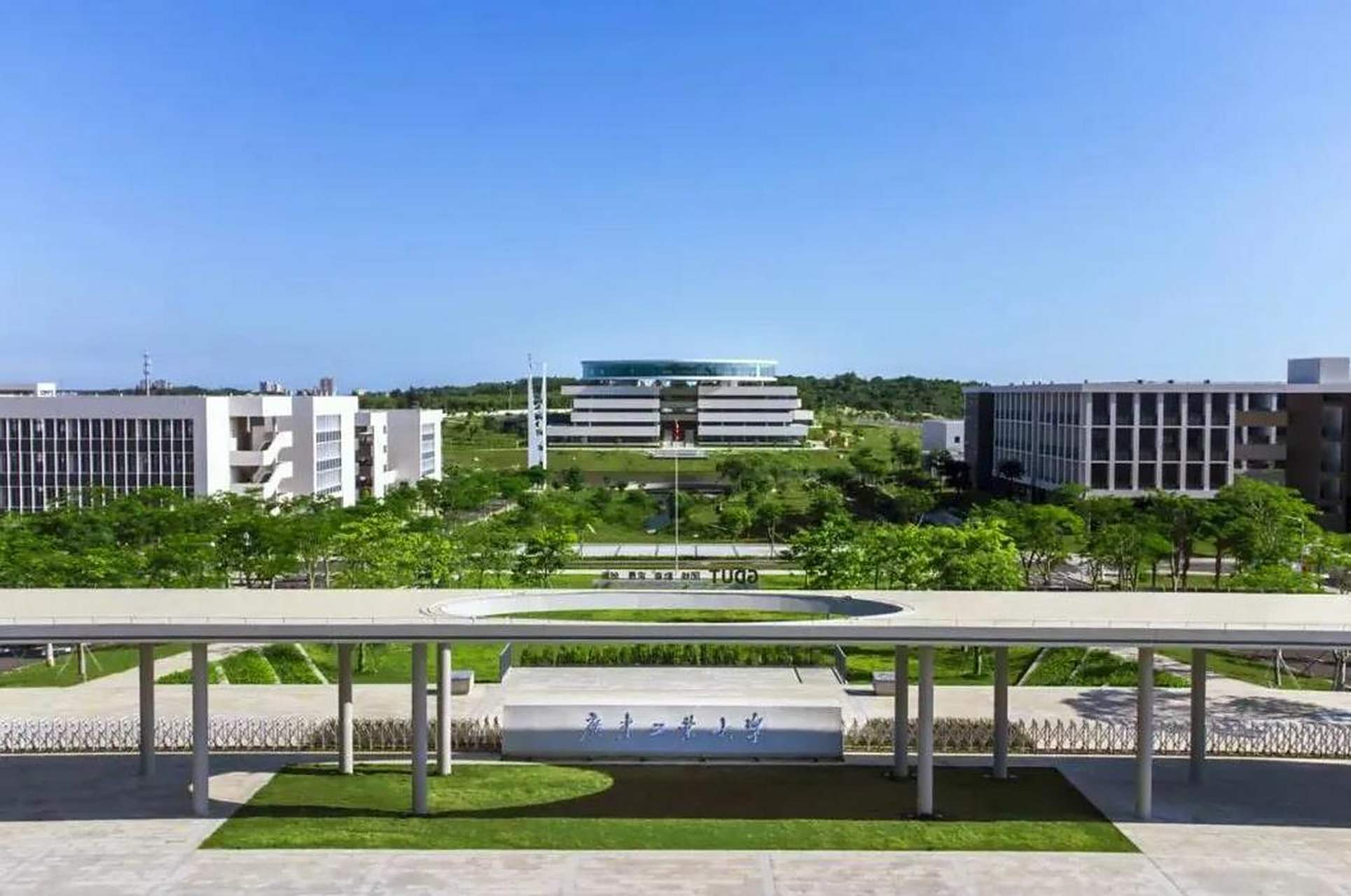 今天,我第一次以授课教师的身份来广工揭阳校区上课.