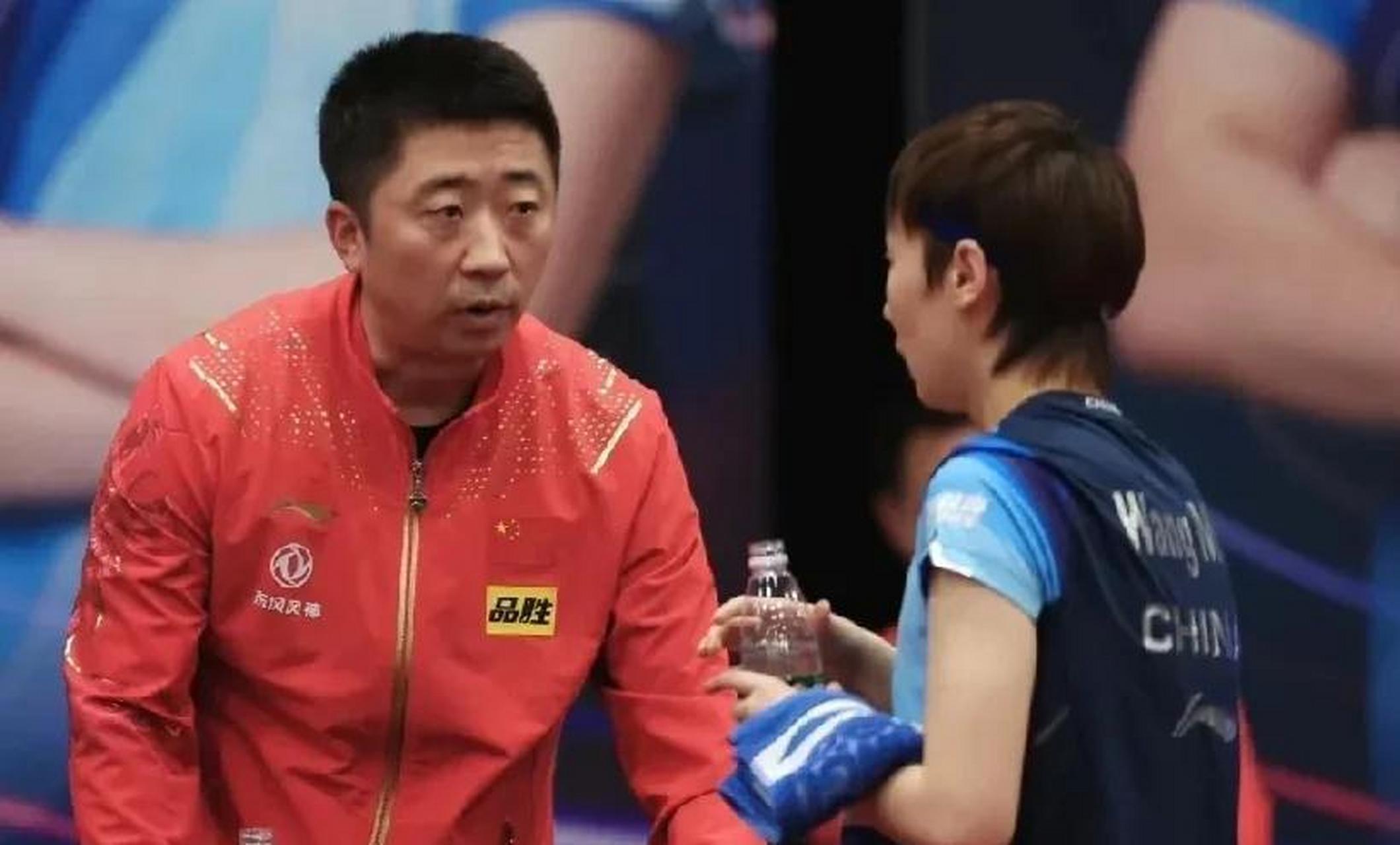 王曼昱与主管教练徐辉合影  4月23日王曼昱在wtt澳门冠军赛中摘得桂冠