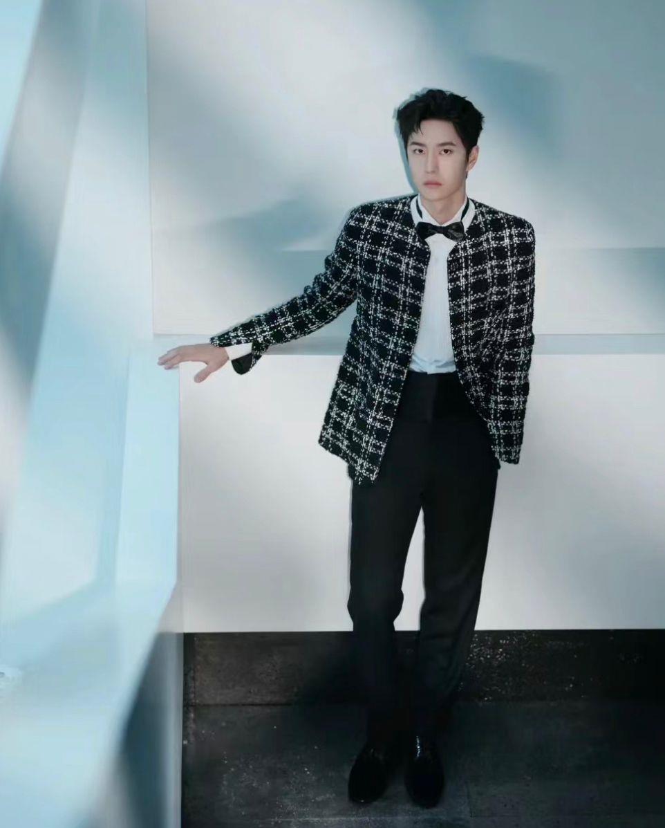 王一博:穿"小香风"气场炸裂,秒杀女神!