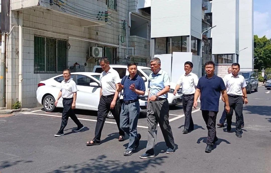 邓小杰调研核工业锦园社区电梯加装工程进展情况
