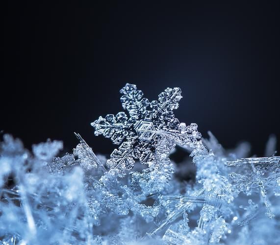 为什么雪花是六边形的